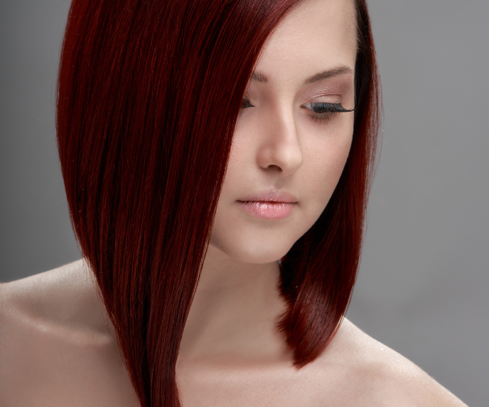 Foto de mulher de cabelo vermelho mais curto na parte de tr&aacute;s