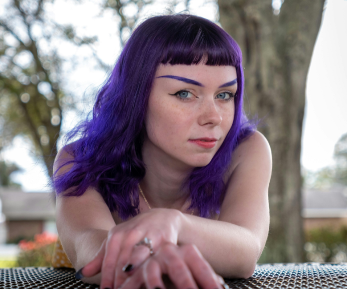 Foto de mulher com cabelo violeta