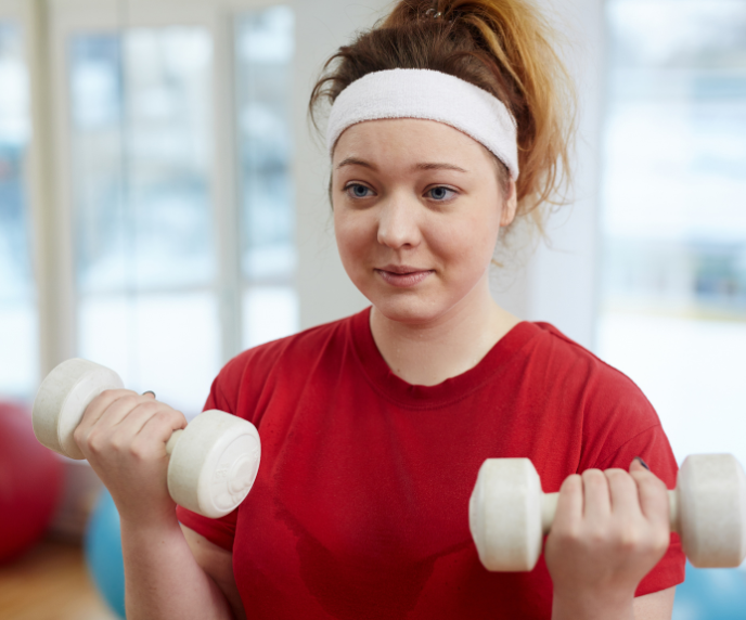 Foto de mulher de vermelho se exercitando
