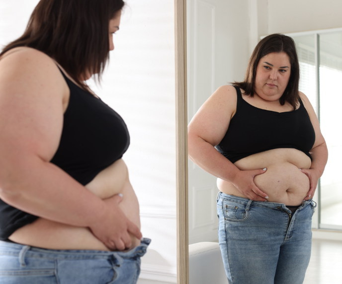 Foto de mulher descontente com sua barriga