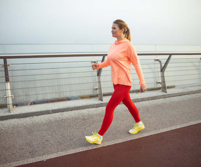 Foto de mulher fazendo caminhada