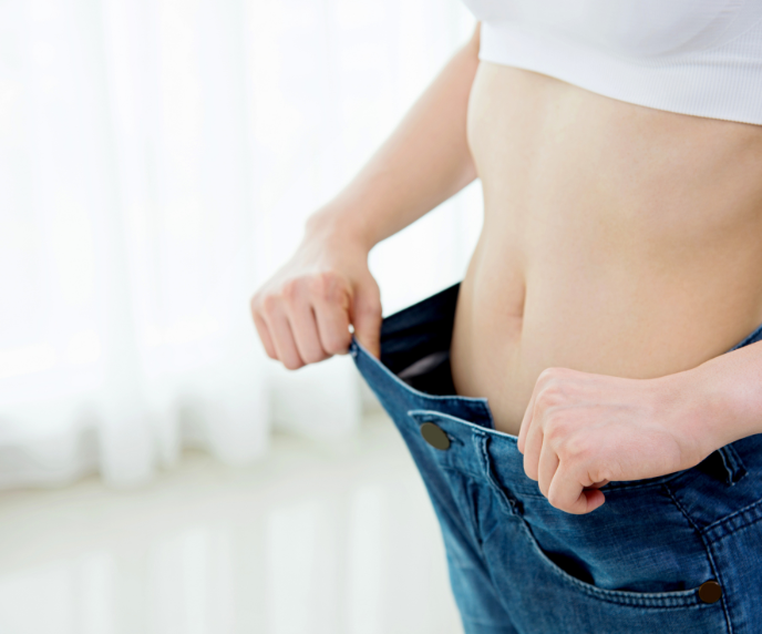 Foto de mulher contente com seu peso