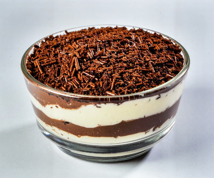 Foto de pavê de biscoito com chocolate e creme