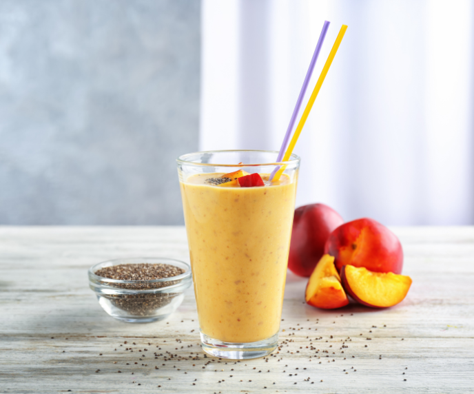 Foto de smoothie de laranja, p&ecirc;ssego e chia