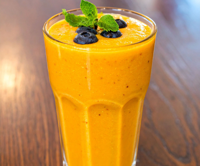 Foto de smoothie tropical de manga e c&uacute;rcuma