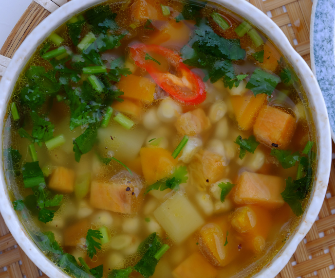 Foto de sopa de batata-doce e legumes