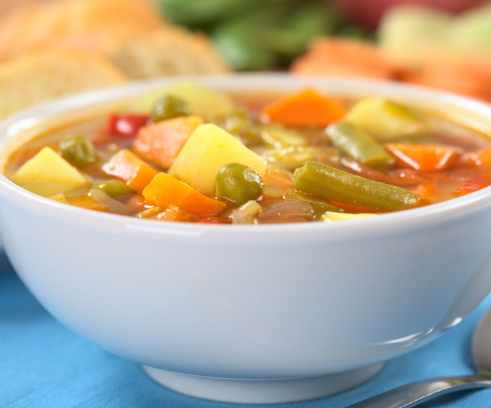 Foto de sopa colorida numa tigela (detox)