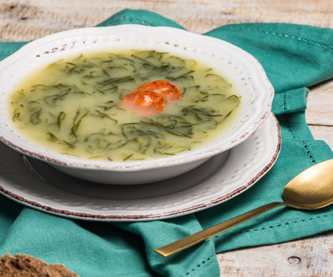 Foto de caldo verde em um prato