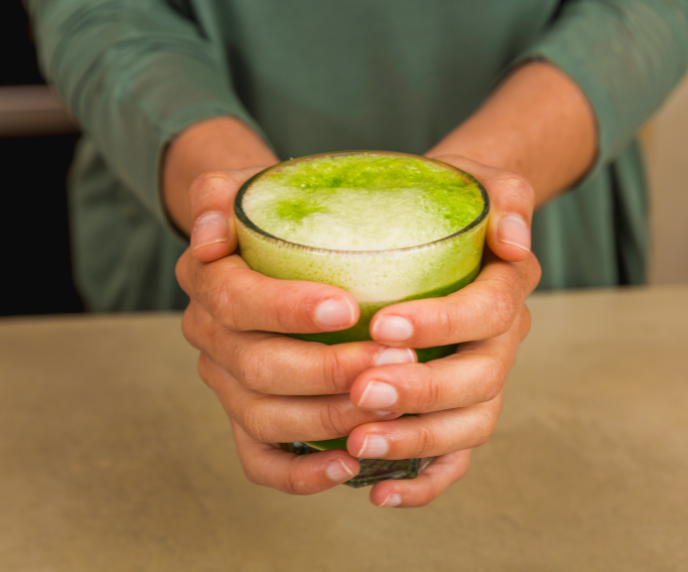 Foto de suco verde detox em um copo