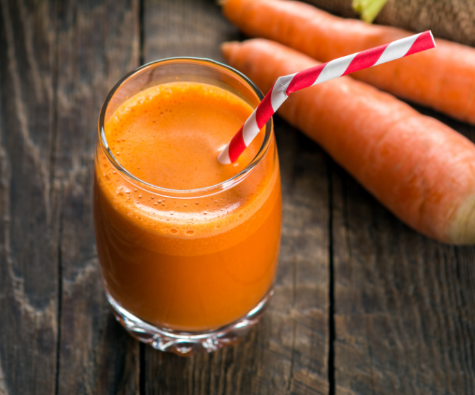 Foto de suco dourado de cenoura e gengibre