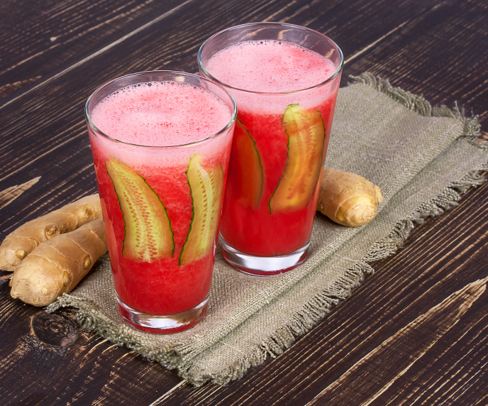 Foto de suco rosa de melancia e gengibre