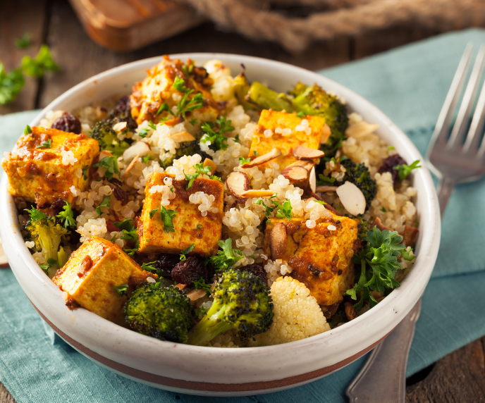 Foto de de tofu marroquino e cuscuz