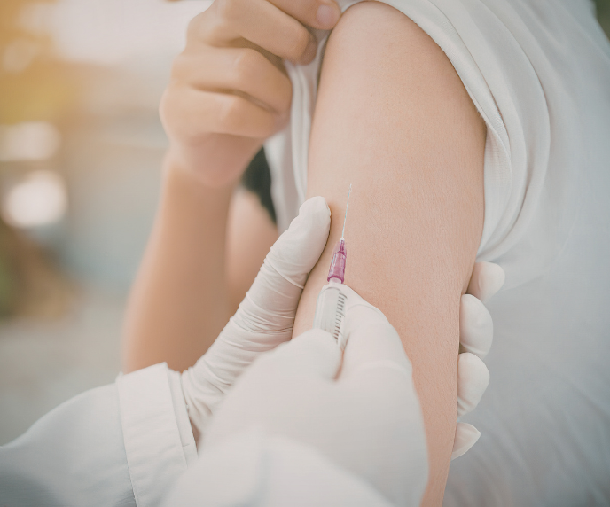 Foto de pessoa recebendo vacina