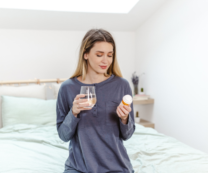 Foto de mulher com frasco de rem&eacute;dio