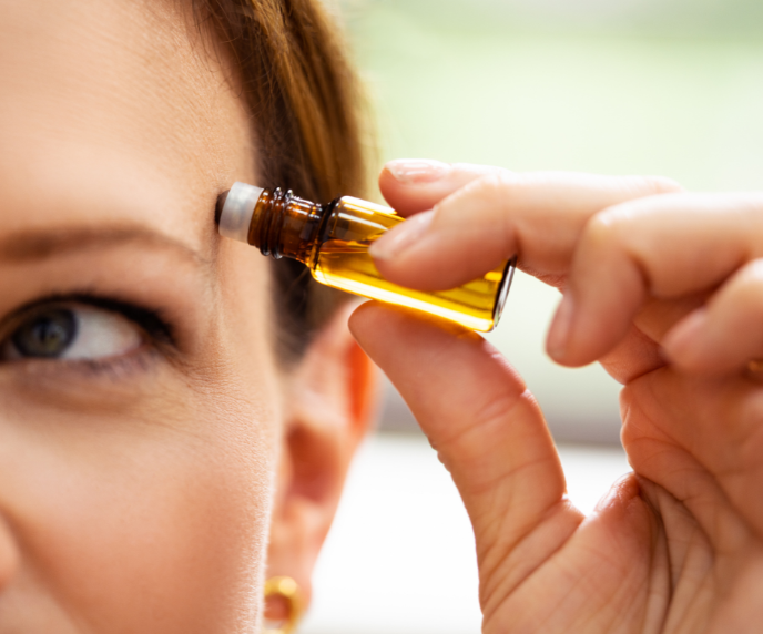 Foto de mulher passando rollon do rosto