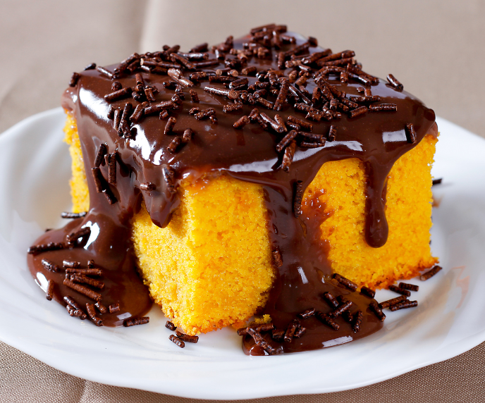 Foto de peda&ccedil;o de bolo de cenoura com cobertura de chocolate