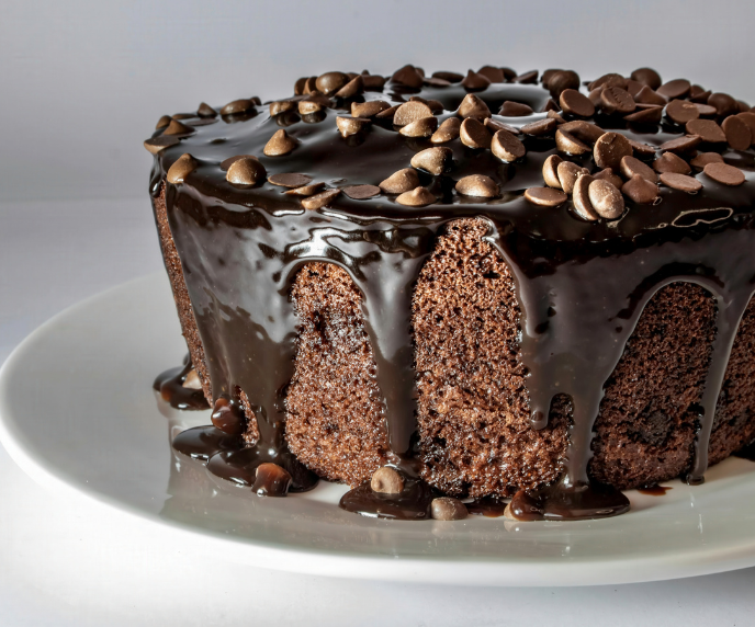 Foto de bolo de chocolate com cobertura