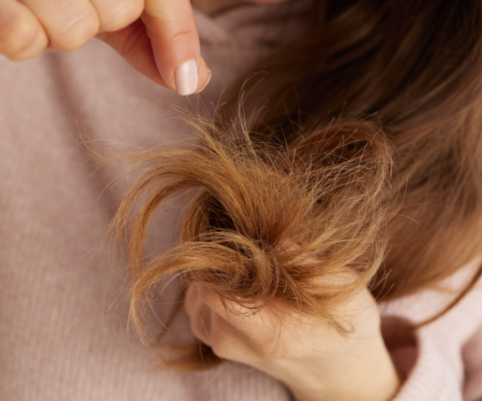 Foto de mulher com cabelo seco