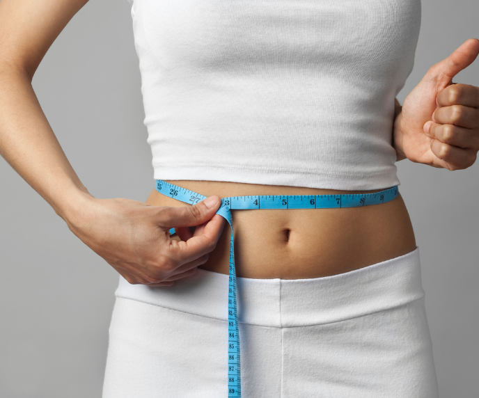 Foto de mulher medindo seu peso