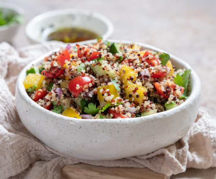 Foto de salada de quinoa numa vasilha