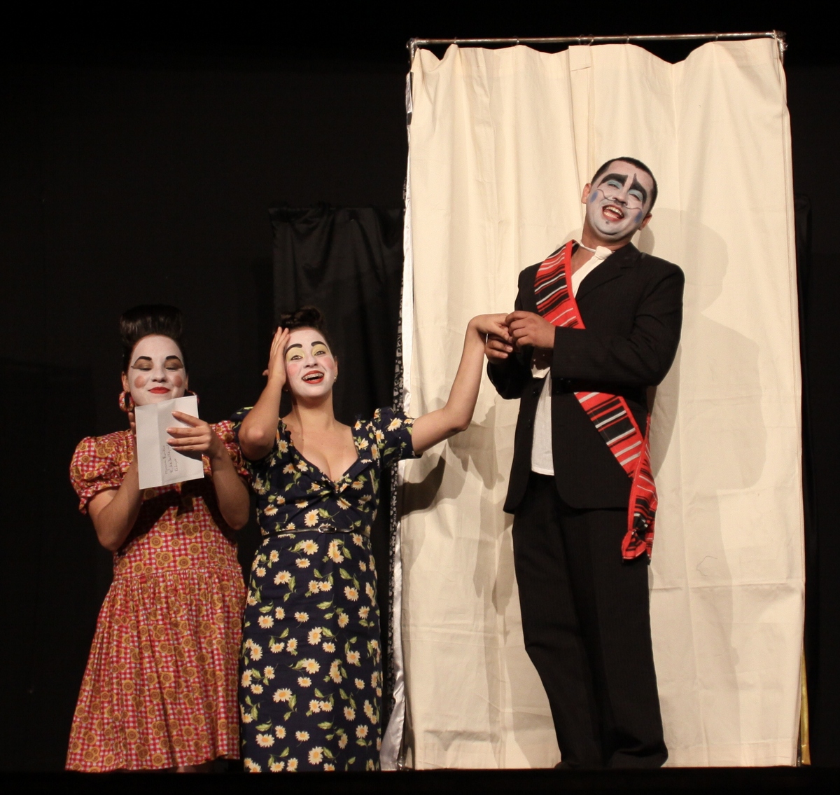 Panelada depois de eleito demite Marica, antes seduz Maroca. Depois de eleito