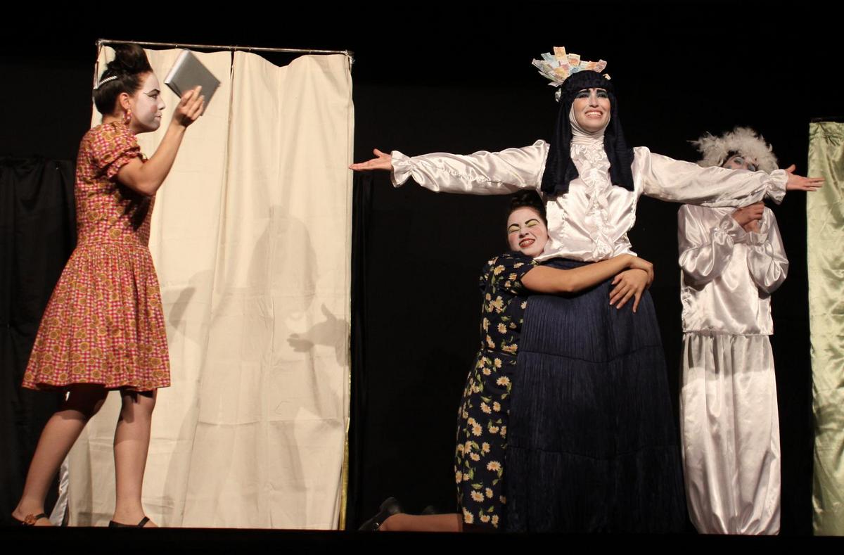 Santa Edwirges vai ao encontro de Marica para concertar as coisas e causa a maior confusão, ao encontra Maroca. Santa Edwirges vai a terra.