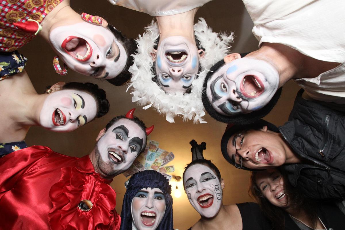 Nos Bastidores prontos para entrar em cena. Nos Bastidores prontos para entrar em cena.